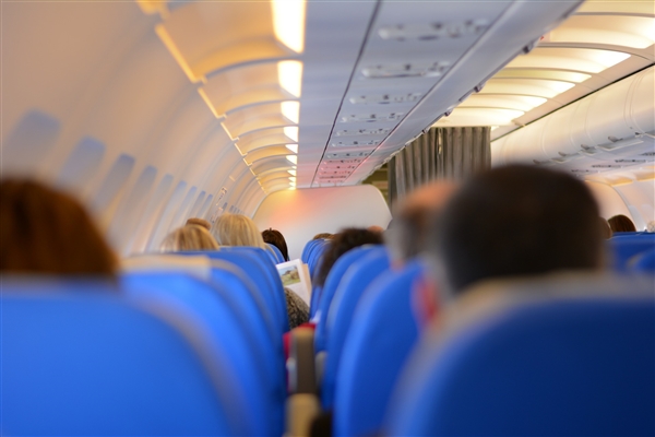 乘客称起飞时机组人员联网刷视频 南航回应：将会处理