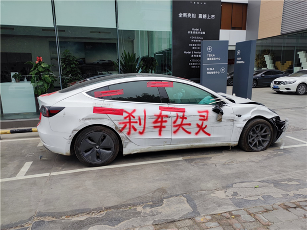 老外找出特斯拉突然失控加速的根本原因！还司机们清白了