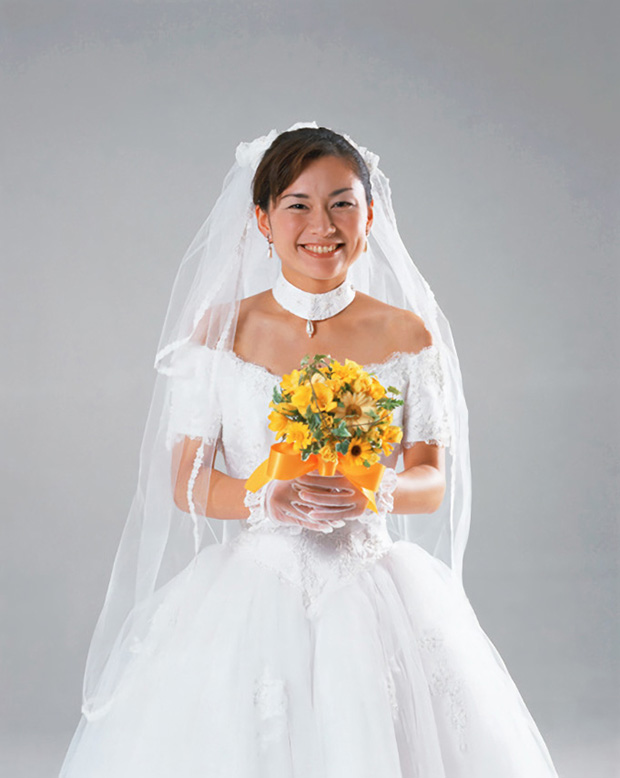 PS抠出手拿鲜花的婚纱美女