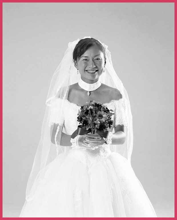 PS抠出手拿鲜花的婚纱美女