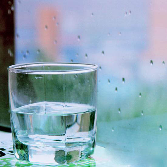 Photoshop给静物水杯调为日系泛白青色