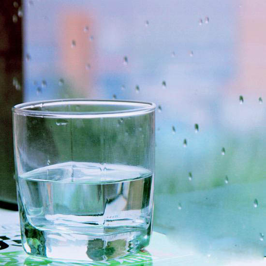 Photoshop给静物水杯调为日系泛白青色