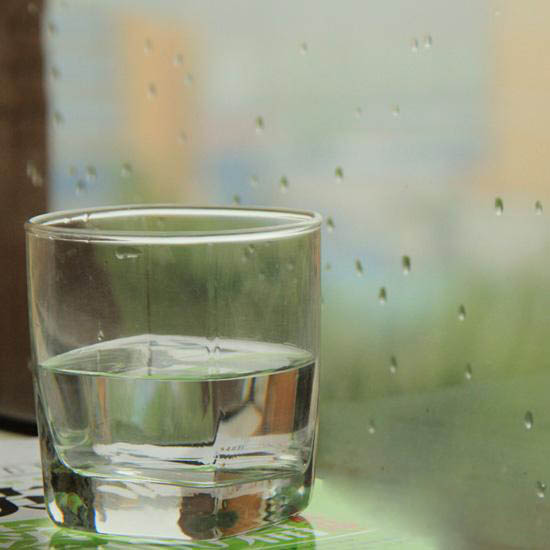 Photoshop给静物水杯调为日系泛白青色