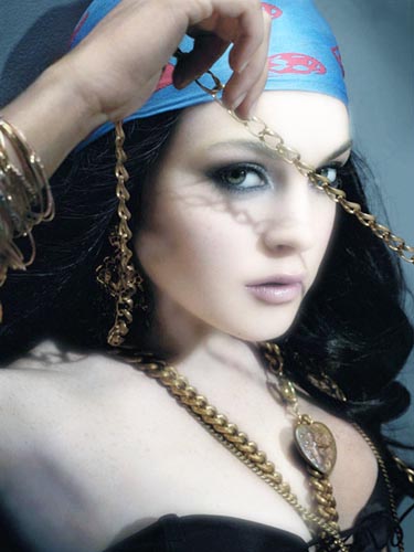 用PS快速简单把美女胸前的斑去掉