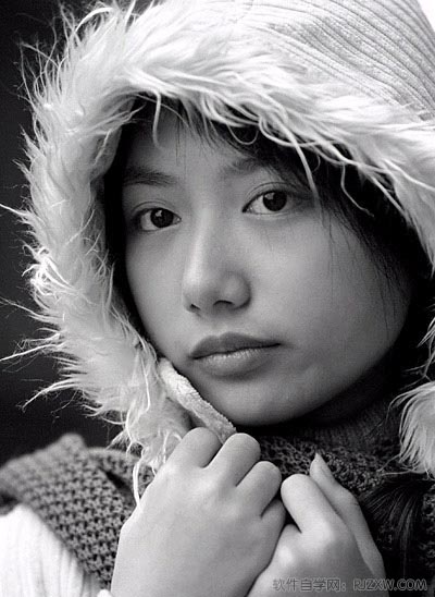PS给MM黑白照片上彩妆色教程