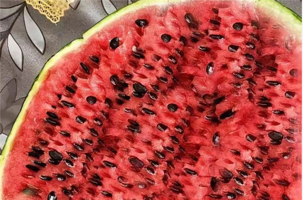 网友买半个西瓜果切拼完没有心 少中间最甜那块:太无语