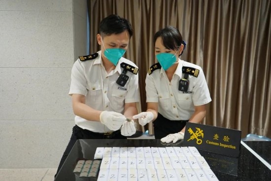 紧张到不会走路 海关再截获肚子上绑306片CPU老哥!