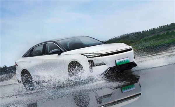 零百6.3s 极速274km 吉利银河L6动力曝光 买它还是比亚迪秦