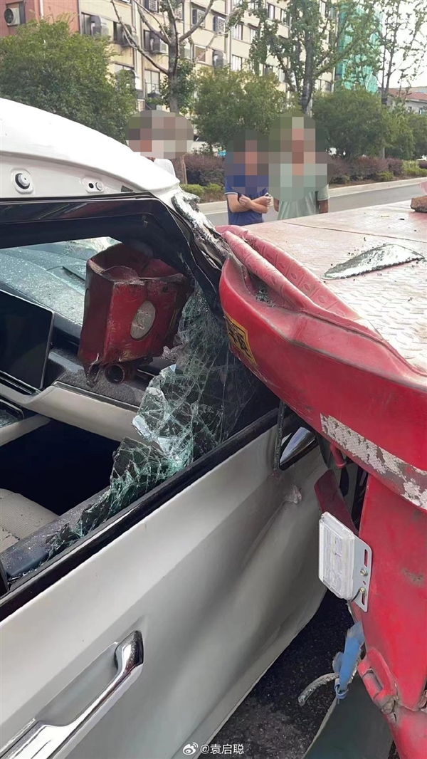 极氪公路坦克追尾货车双a柱硬的离谱几乎无弯折